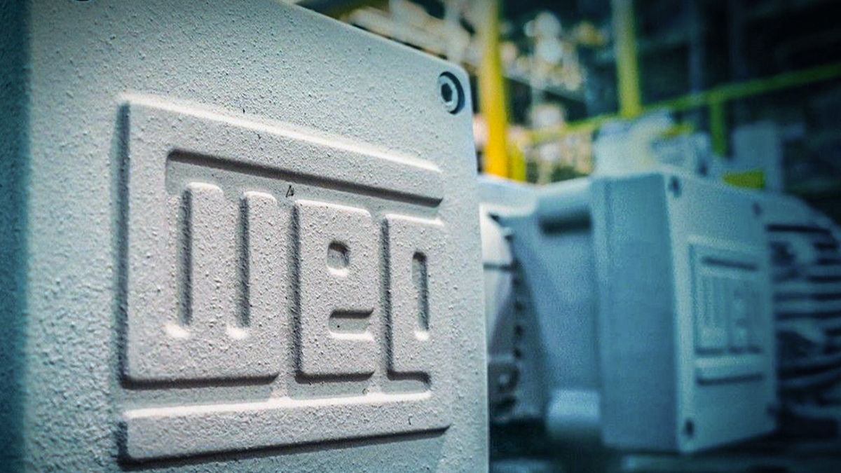 Fábrica com objeto com logo da WEG (WEGE3)