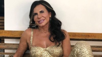 gretchen sorrindo e sentada com roupa dourada