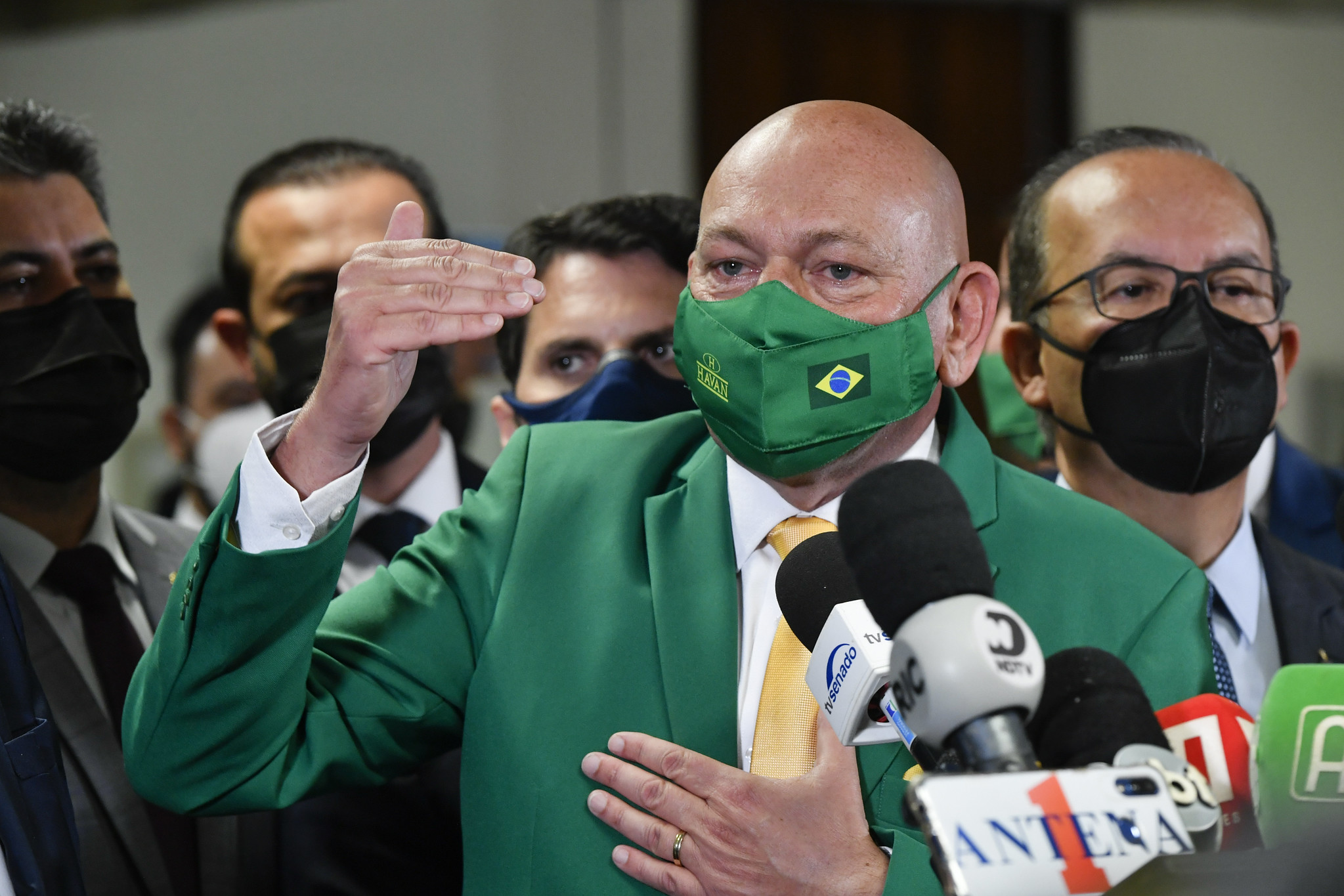 Empresário Luciano Hang chega ao Senado Federal e concede entrevista antes de prestar depoimento.