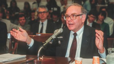 Warren Buffet disursando