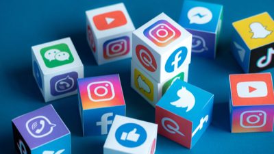 dados com a logo de cada rede social em cada face