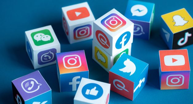 dados com a logo de cada rede social em cada face