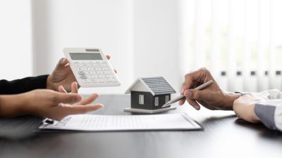 Real,Estate,Agent,Talked,About,The,Terms,Of,The,Home