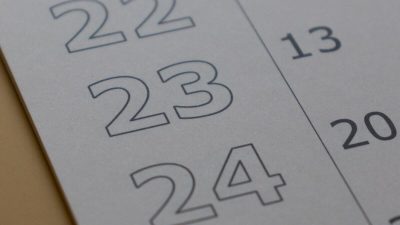 Foto de um calendário mostrando os números 22, 23 e 24
