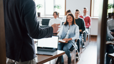 alunos ficam atentos na primeira aula sobre fundos de investimentos