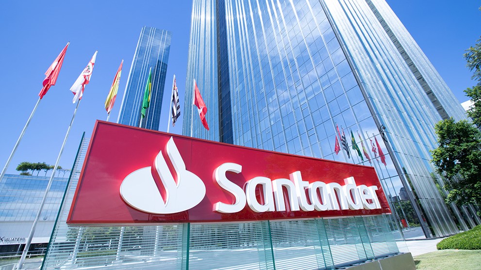 Sede do Santander Brasil, com logo do banco em destaque | SANB11 Dividendos