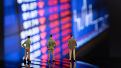 bonecos em primeiro plano observam gráfico com cotações de mercado ao fundo | Ibovespa, ações, Petrobras, PETR4