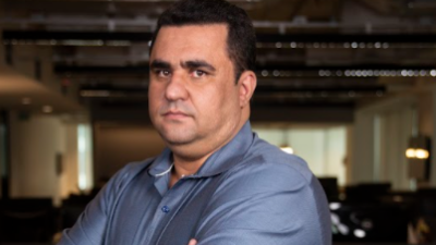 Rogério Araujo posa para foto