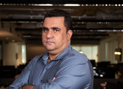 Rogério Araujo posa para foto