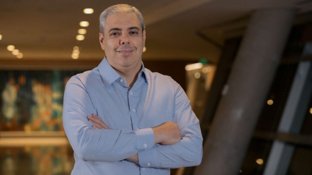 Milton Maluhy Filho, presidente do Itaú Unibanco, de braços cruzados