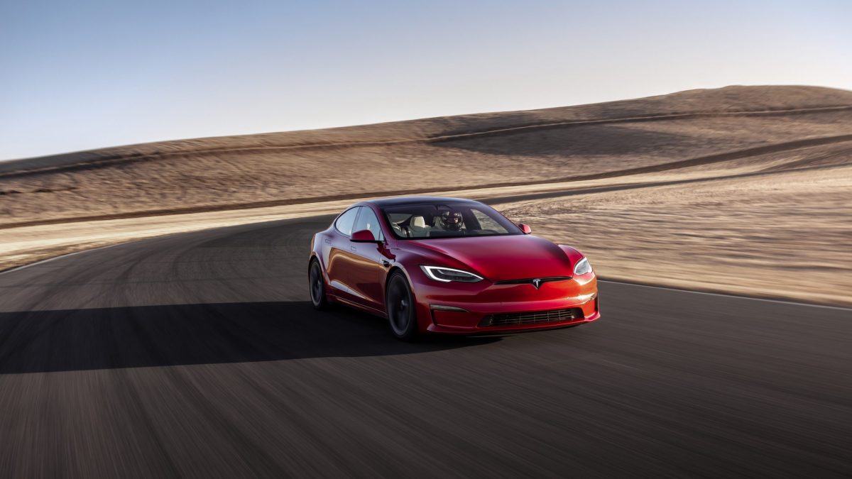 Carro elétrico Tesla model S andando na estrada