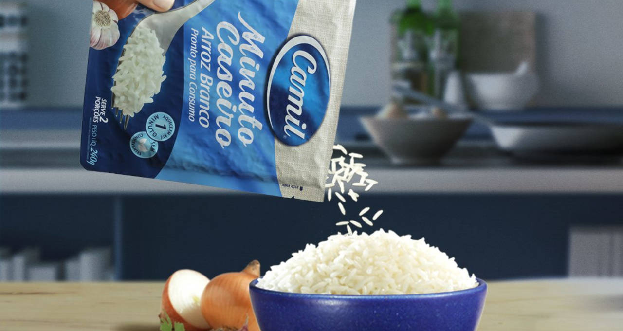 Arroz da marca Camil (CAML3) sendo despejado em um pote