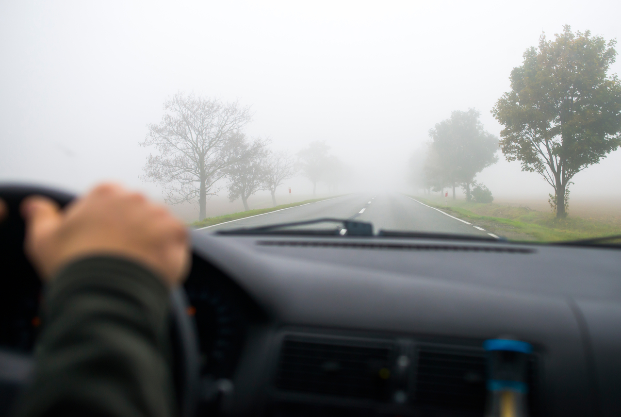 Ponto de vista de um motorista em uma pista com neblina | Ibovespa