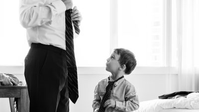 Pai e filho estão vestindo roupas sociais