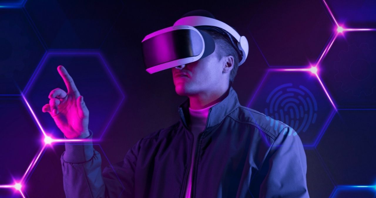 Homem usando óculos inteligentes tocando uma tela virtual remix de tecnologia futurística digital, referência ao metaverso