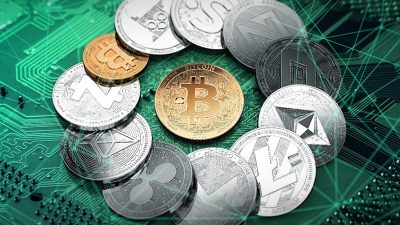 imagem com moedas físicas de cripto
