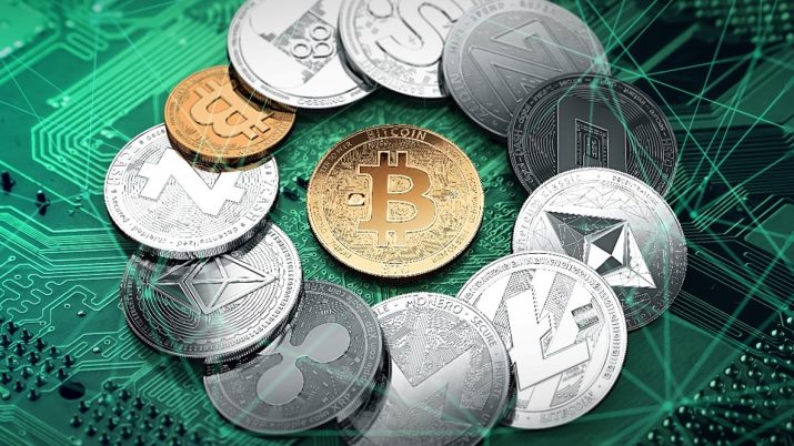 imagem com moedas físicas de cripto