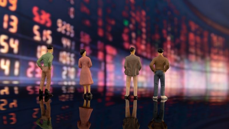 Pessoas olhando para a bolsa de valores | 13º salário dólar