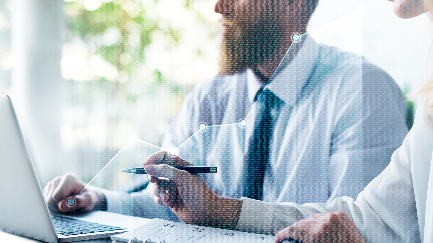 Imagem mostra homem de camisa e gravata, com barba, mexendo no computador, representando um assessor de investimentos