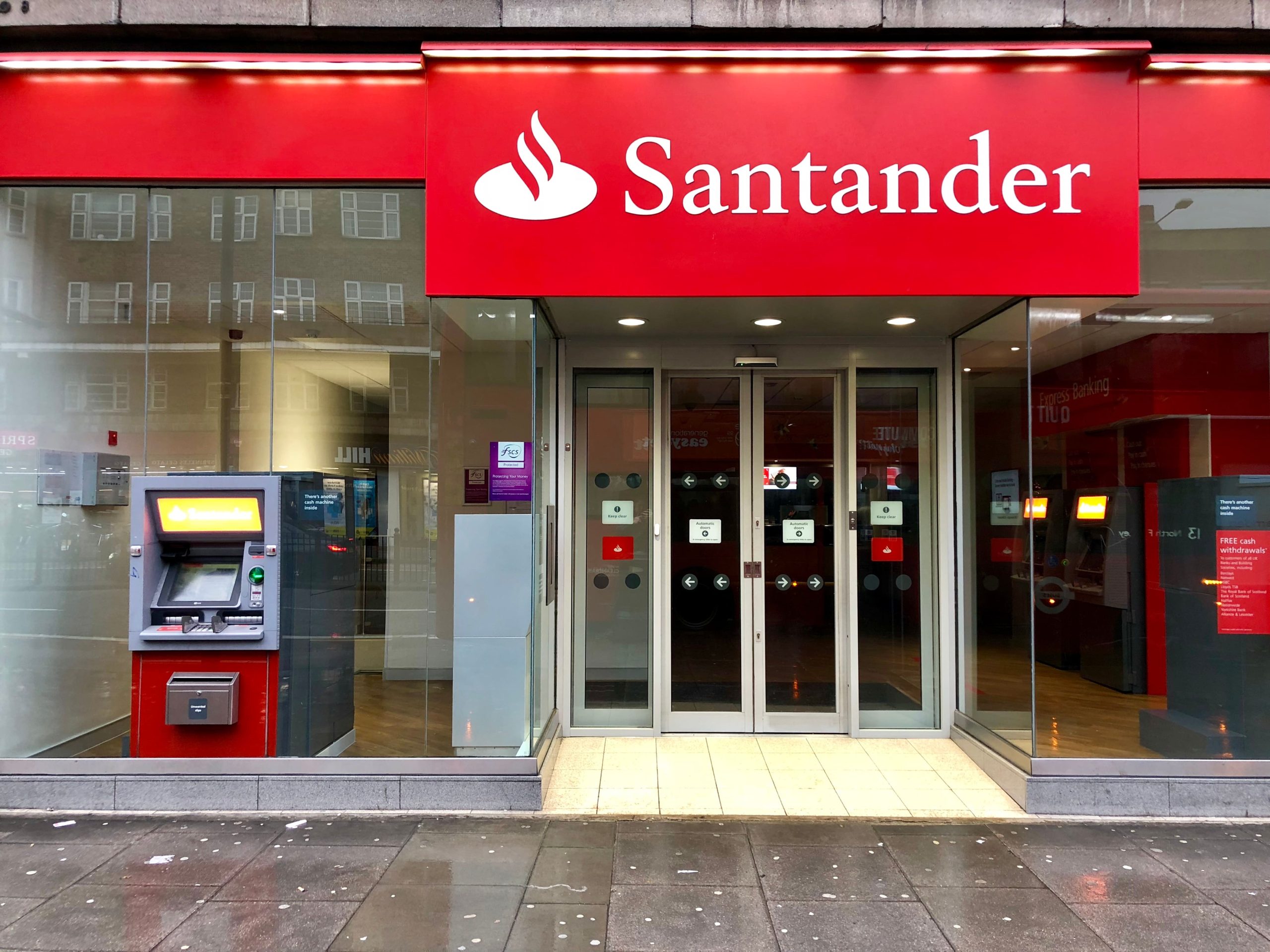 Entrada de uma agência Santander
