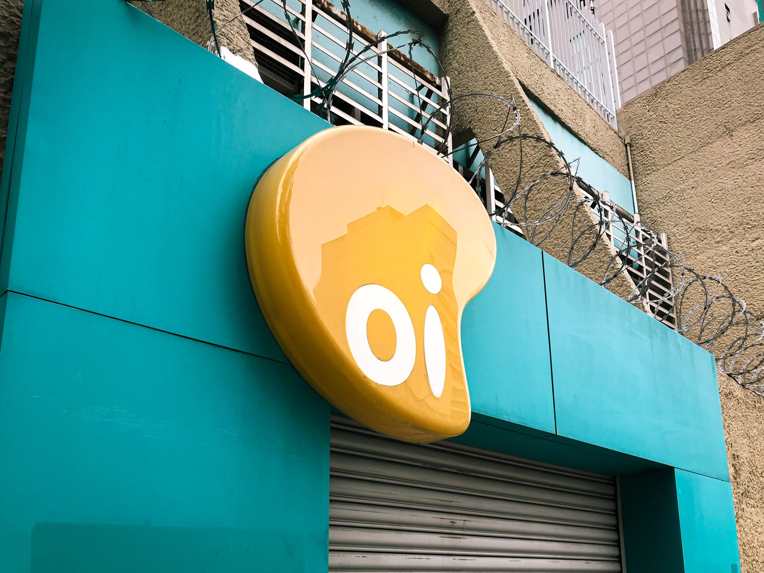 Imagem com logo da Oi