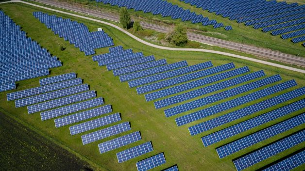 Painéis solares espalhados numa área rural