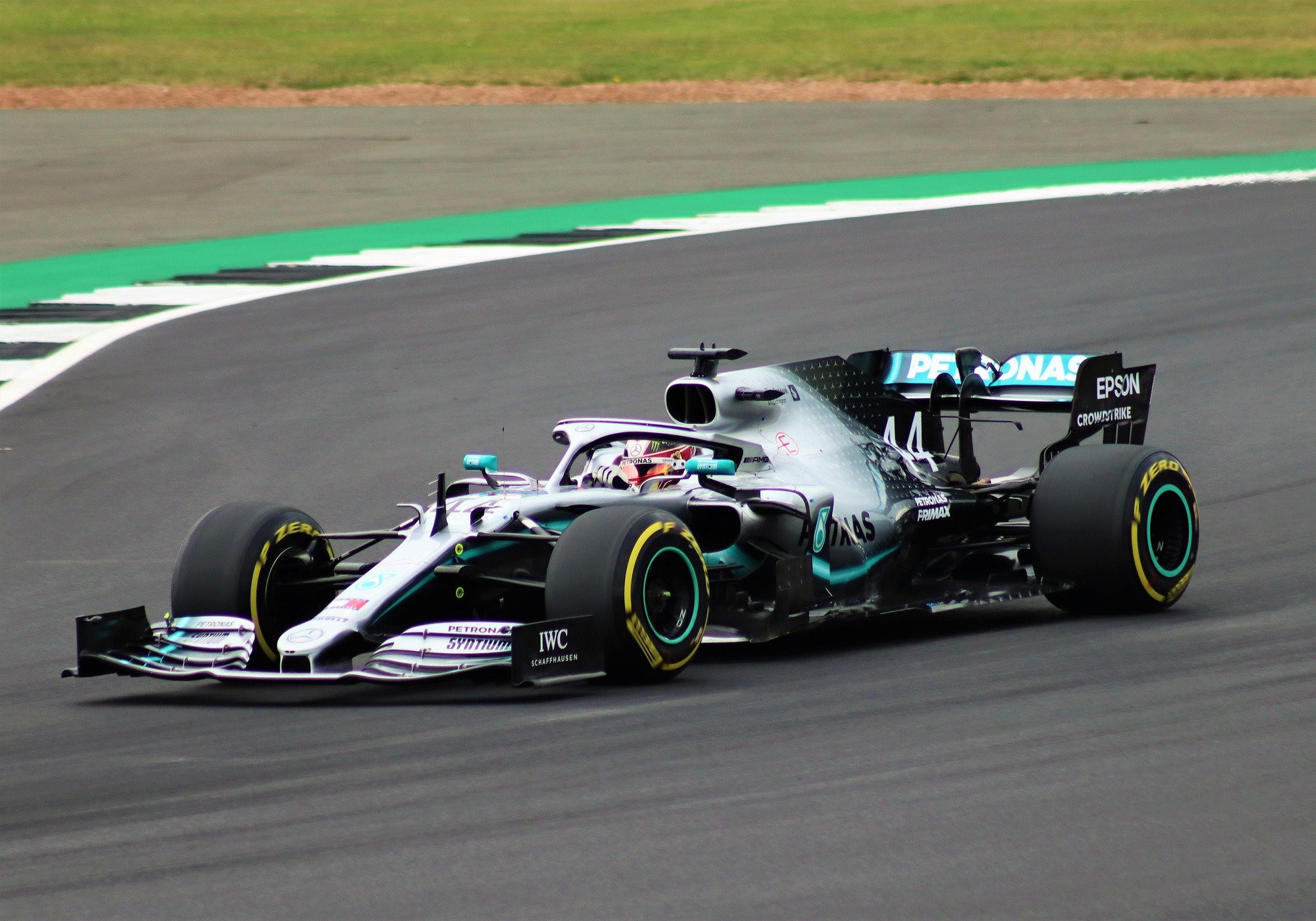 Carro do piloto Lewis Hamilton na pista de corrida |