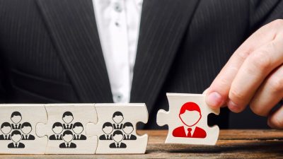 quebra cabeça com peças que se encaixam em metáfora para liderança