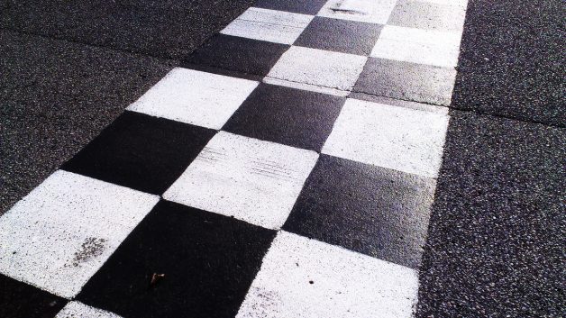 Faixa com quadrados pretos e brancos pintada no asfalto