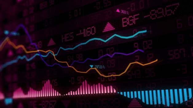 Tela mostra linhas coloridas descendo e subindo, em referência aos riscos e incertezas dos investimentos
