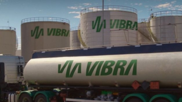 Caminhão e tanques da Vibra