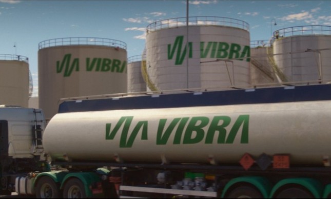 Caminhão e tanques da Vibra