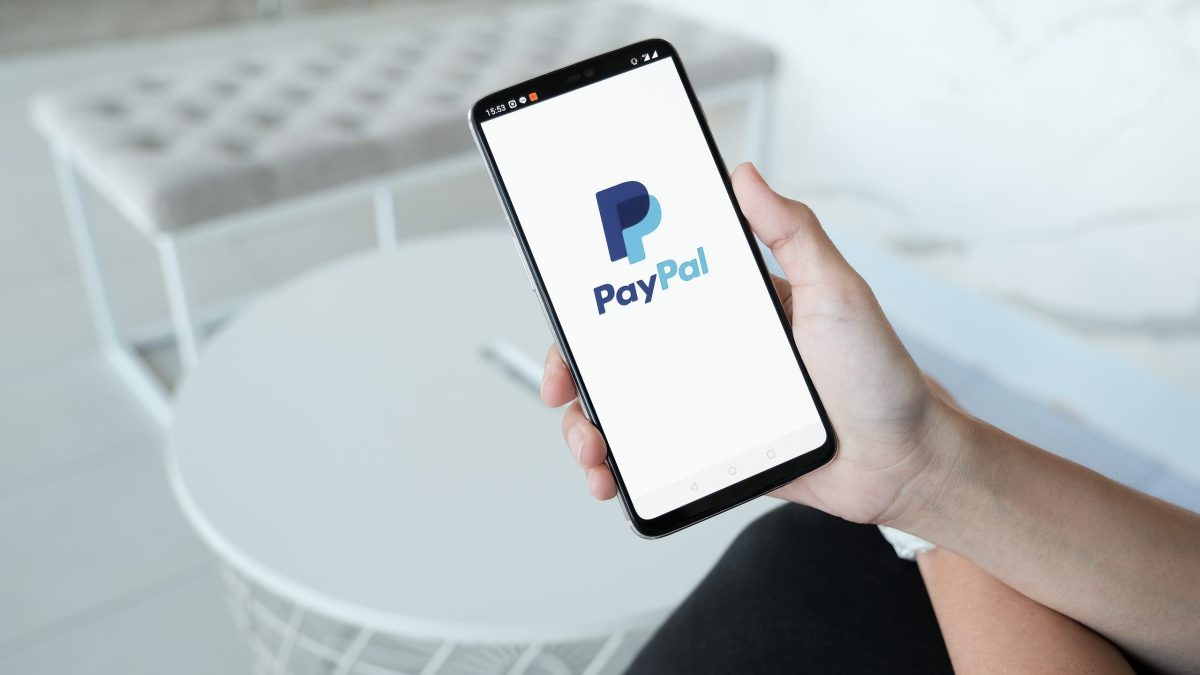 Tela de celular com o logo do PayPal