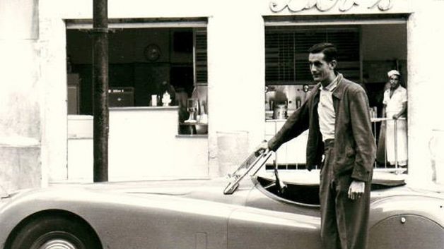Bob Falkenburg em frente a primeira unidade do Bob's