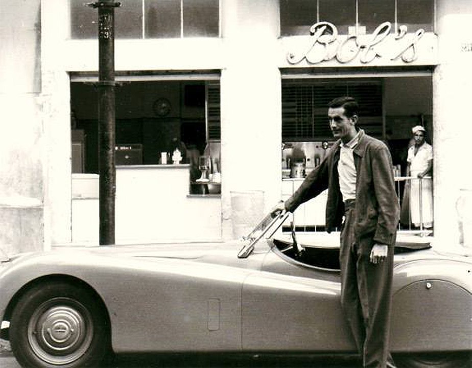 Bob Falkenburg em frente a primeira unidade do Bob's