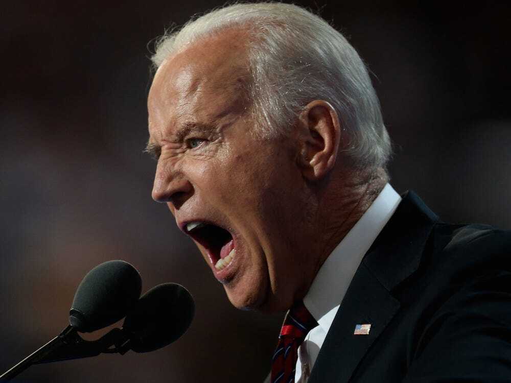 Presidente dos Estados Unidos, Joe Biden, grita ao microfone
