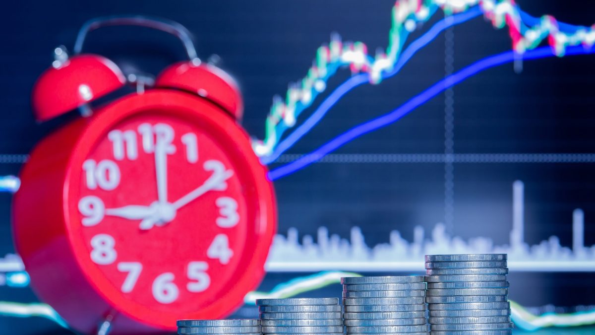 Relógio com gráfico de cotações da bolsa e moedas; B3