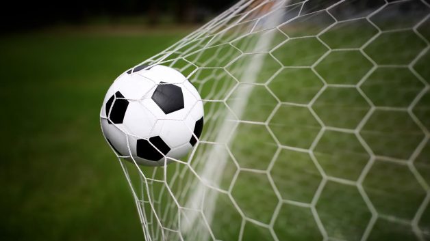 Bola na rede em jogo de futebol