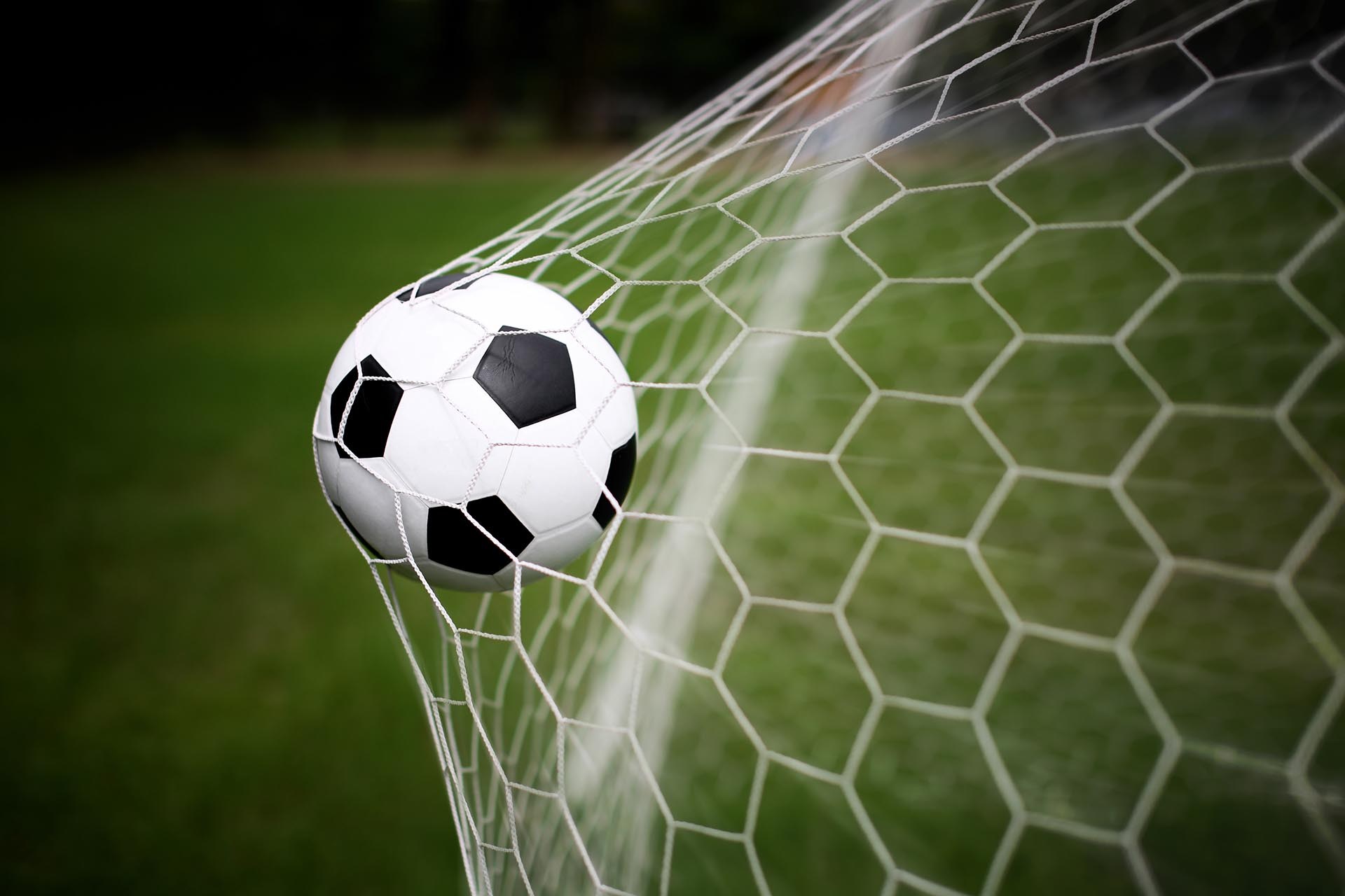 Bola na rede em jogo de futebol