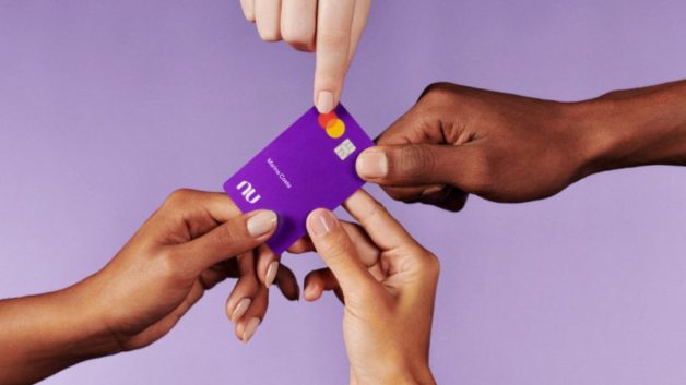 Mãos seguram cartão do Nubank