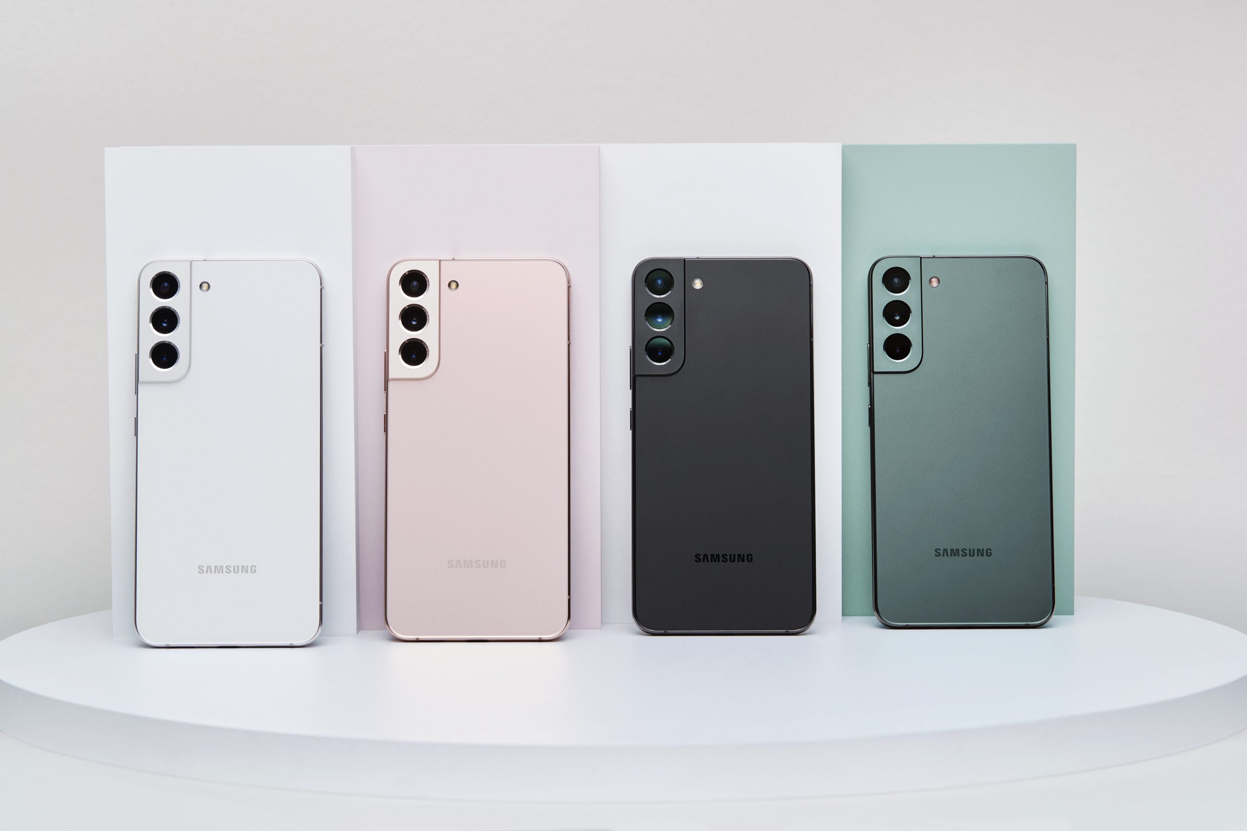Quatro celulares modelo S22 da Samsung nas cores preto, branco, verde e rosa