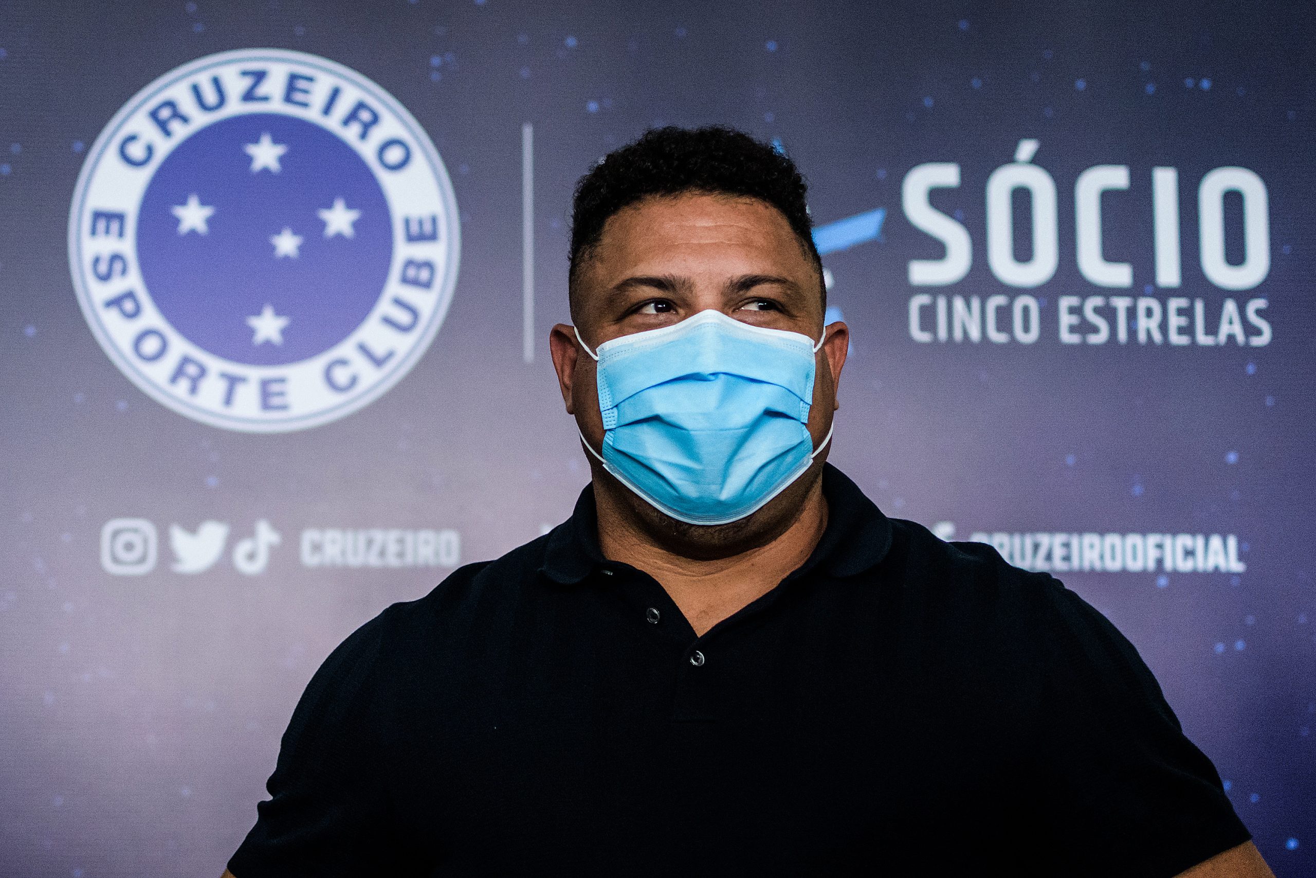O ex-atacante Ronaldo Fenômeno em foto com o símbolo do cruzeiro atrás
