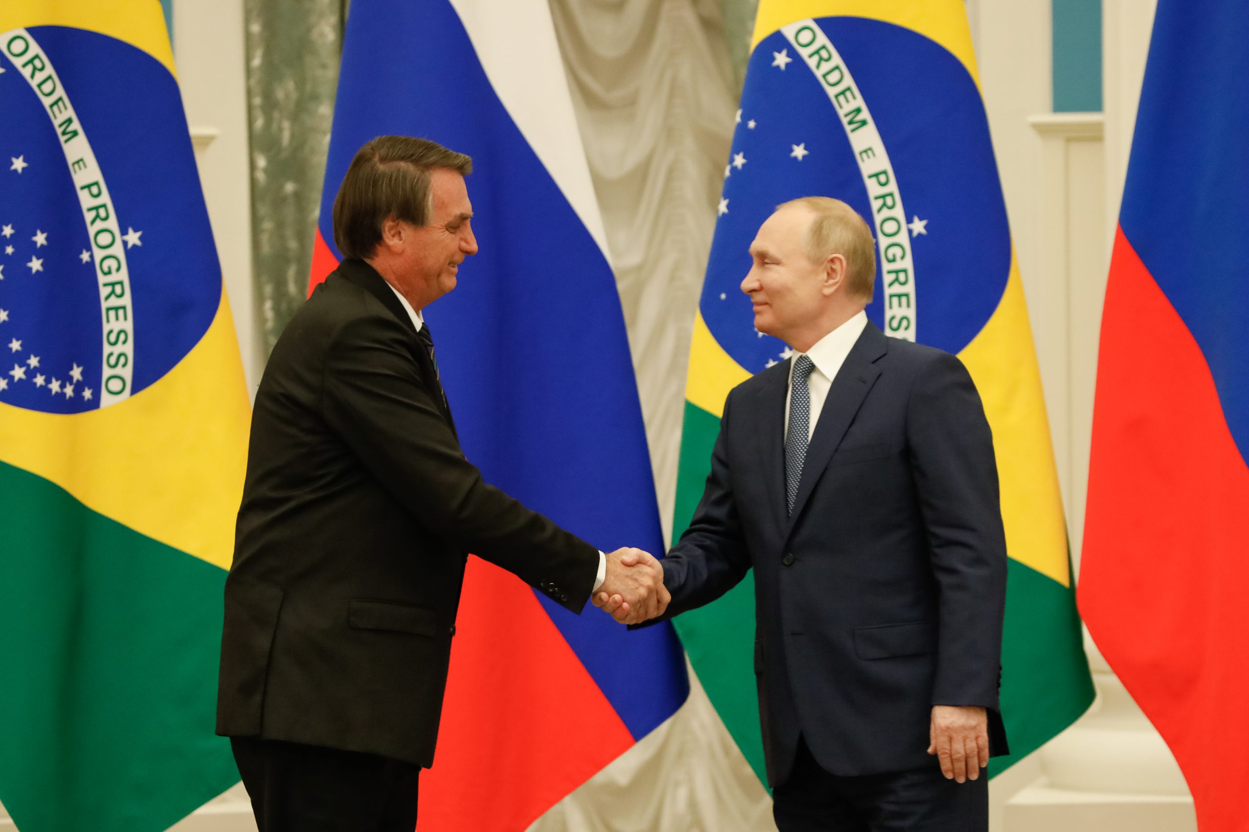 Jair Bolsonaro acompanhado de Vladmir Putin durante declaração à Imprensa