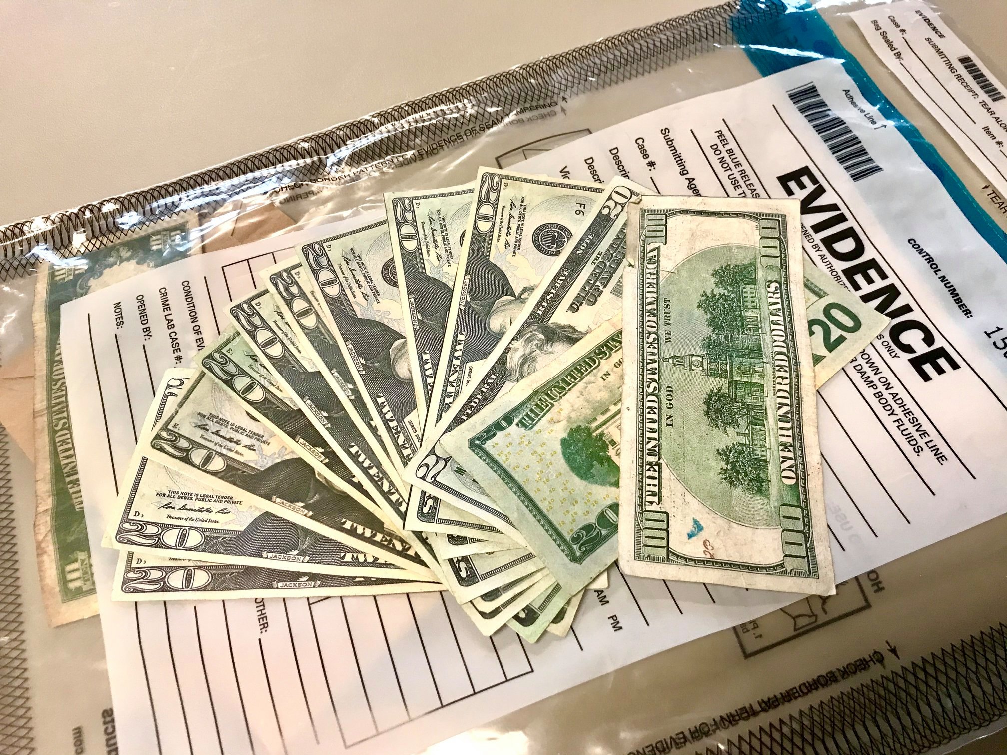 Dólar Detetive Lupa (Ashe County)