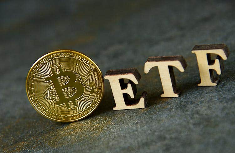 Foto de um bitcoin com as letras ETF ao lado direito