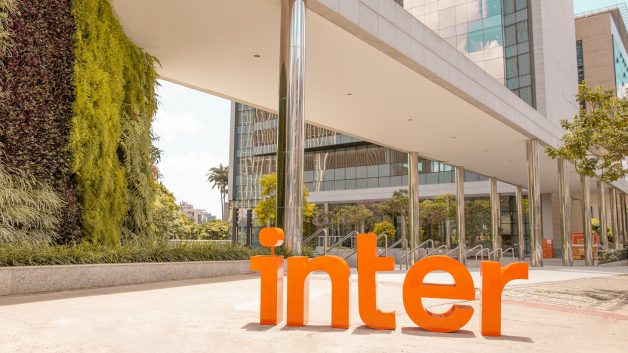 Fechada do Banco Inter (BIDI11) com o logo do banco em letras laranjas