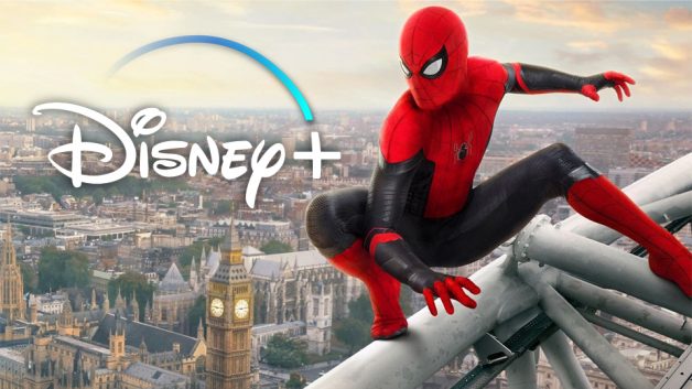 Homem-Aranha em cima de uma estrutura de aço com o símbolo da Disney+ ao lado