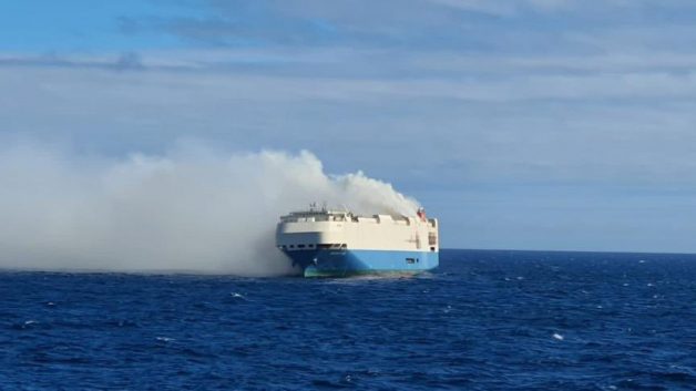 Navio pegando fogo no meio do Oceano Atlântico