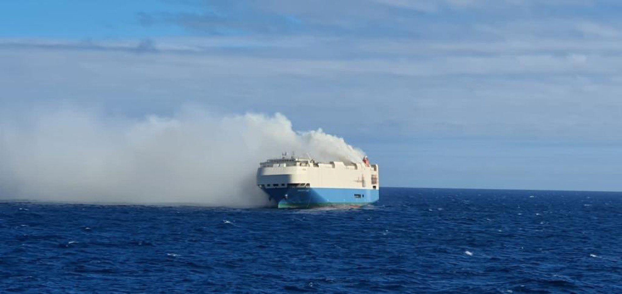 Navio pegando fogo no meio do Oceano Atlântico