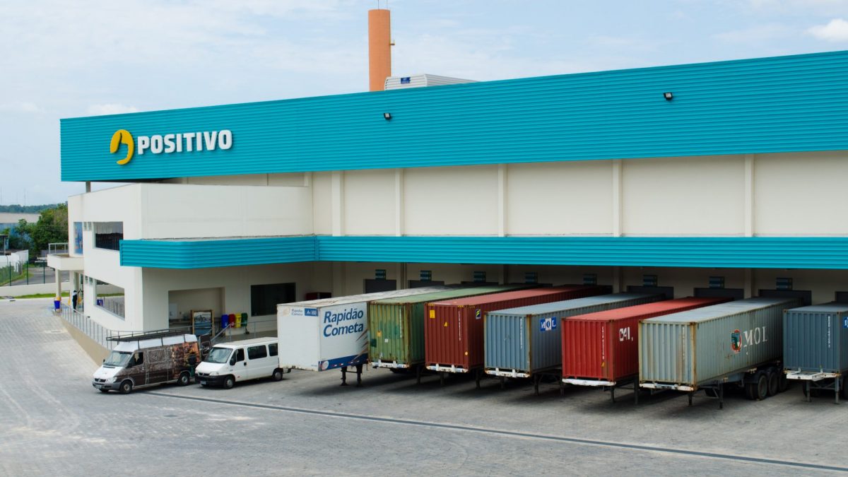 Fachada da fábrica da Positivo em Manaus